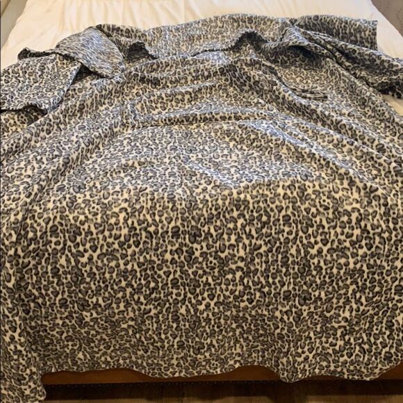 🎉last price  🎉Animal print rob/ blanket - Picture 1 of 8